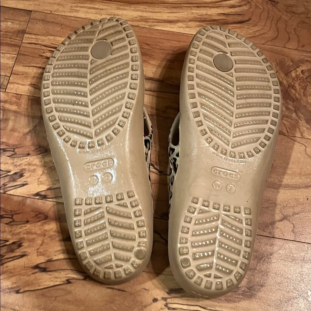 CROCS Iconic Comfort Women's Size 7 Beige Flip Flop Sandals Leopard Print Straps